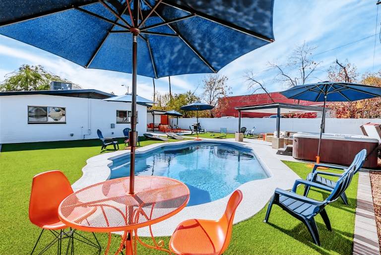 Sunburst Escape l Walk to Grocery l Pool l Hot Tub