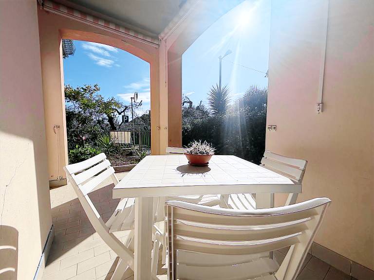 Apartment with patio & garden | Garden view — photo 2