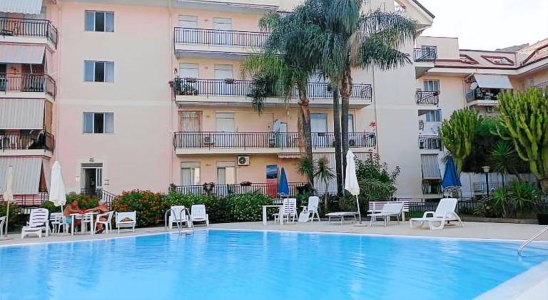 Rental apartment with pool, yard & terrace in Calatabiano