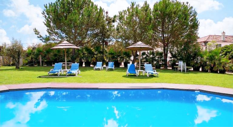Villa with garden, pool & grill in Portimão