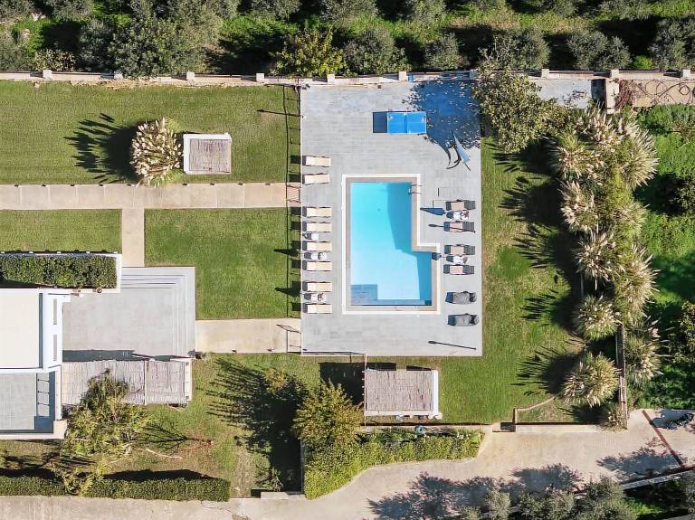 Family-friendly nice villa with grill, hot tub & yard | Dogs allowed — photo 4