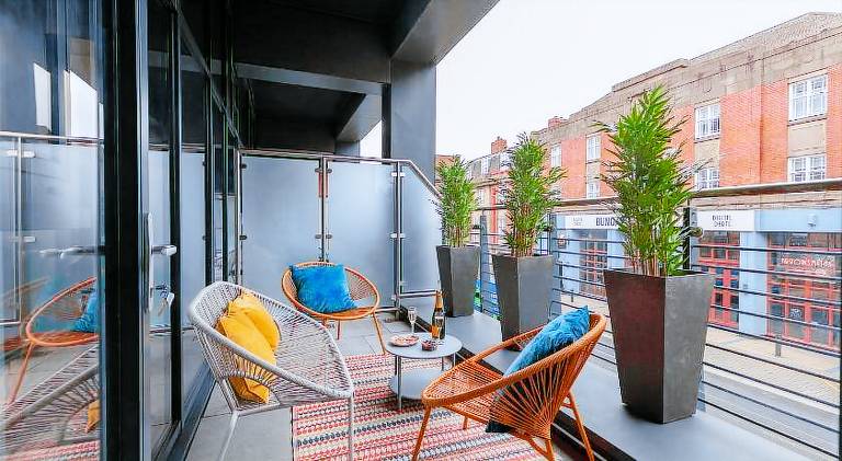 Apartment with patio — photo 4