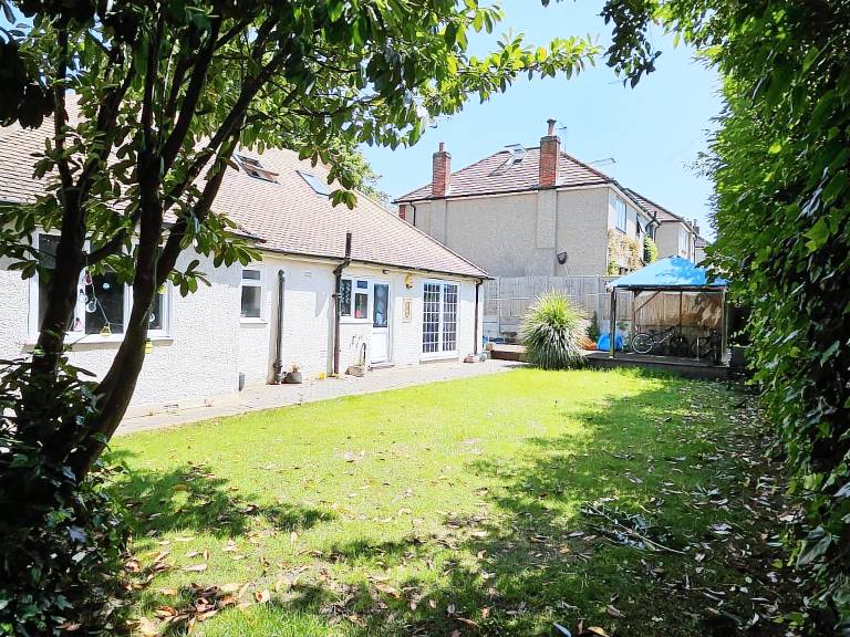 Bungalow  Sutton