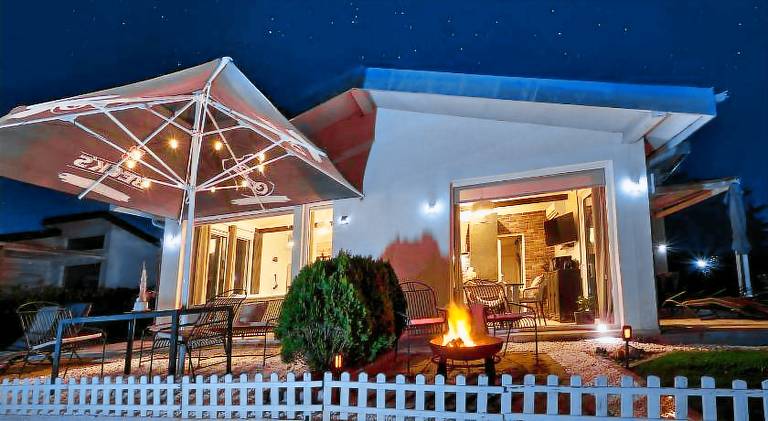 Vacation home with barbeque, yard & pool in Kranevo