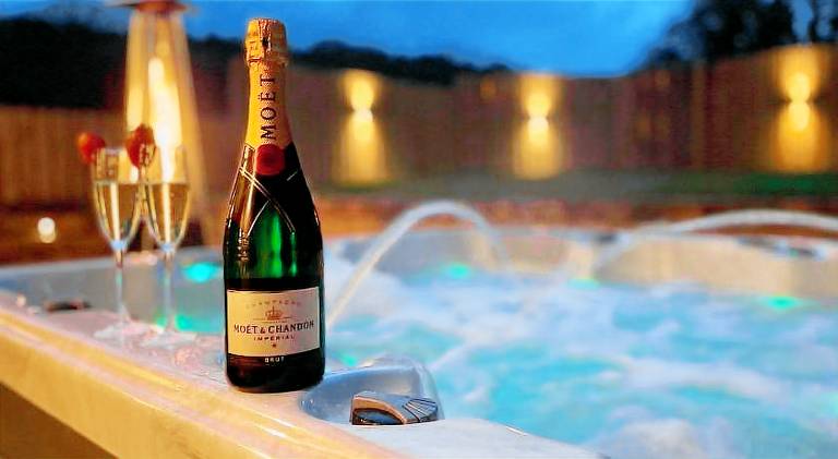 Lodge with jacuzzi — photo 5