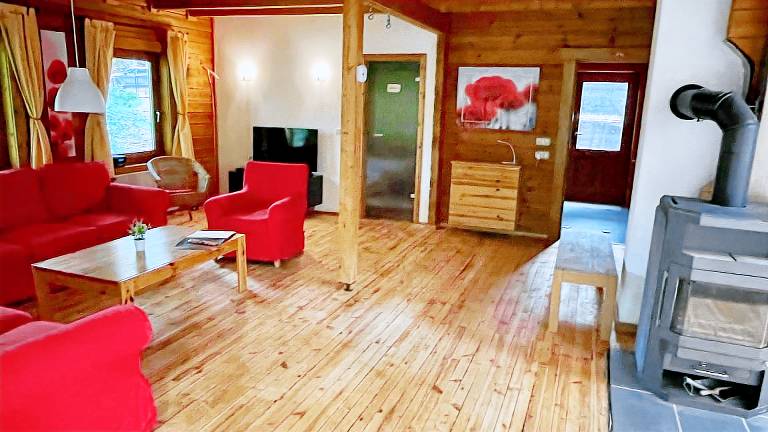 Fully equipped house with BBQ, garden & patio | Pets allowed — photo 3