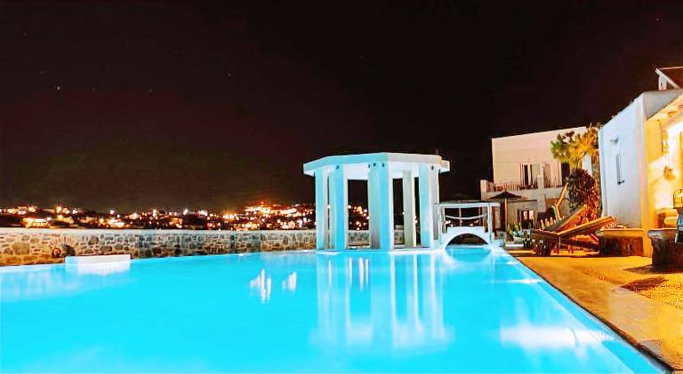 Serviced apartment with jacuzzi, pool & yard in Mykonos