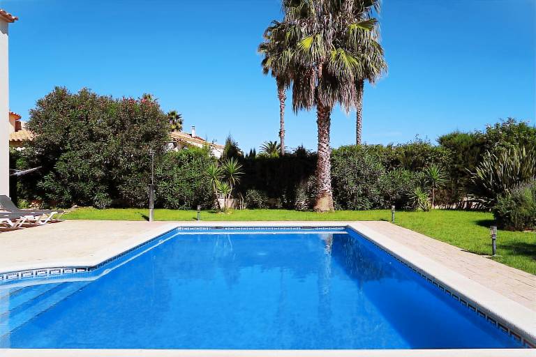 Family-oriented villa with patio, yard & grill | Pets allowed — photo 2