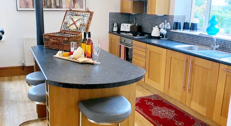 Pet Friendly Family Retreat with Private Hot Tub and Alpacas Dorset UK — photo 4