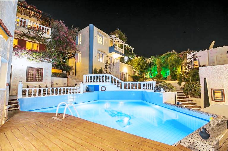Apartment with garden, pool & patio | City view — photo 5
