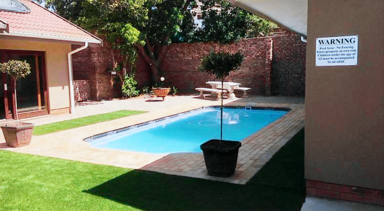 Apartment with pool, patio & grill | Pet-friendly — photo 3