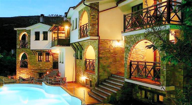 Serviced apartment with yard, pool & patio | Suitable for remote work | Dogs allowed — photo 3