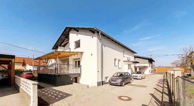 Rental apartment with terrace & yard — photo 4