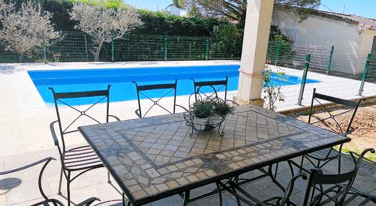 Ample vacation home with pool | Pets are welcome — photo 3