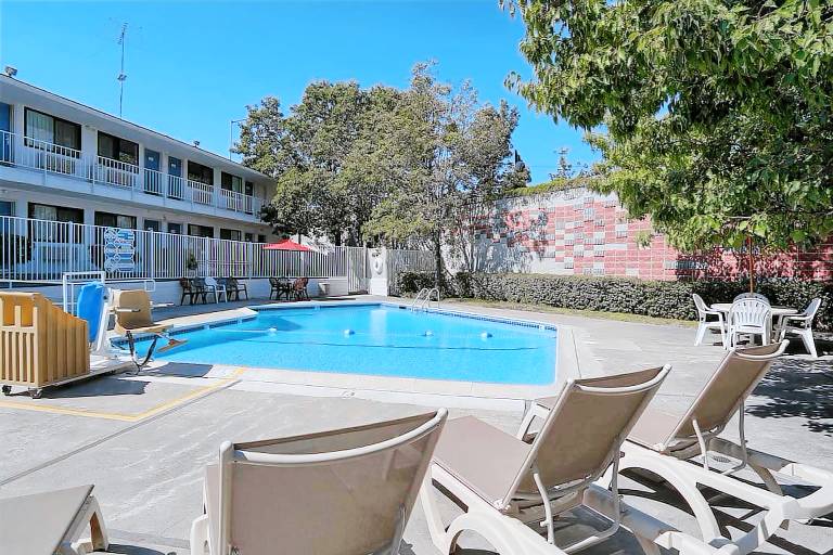 Super 8 by Wyndham Walnut Creek — photo 2