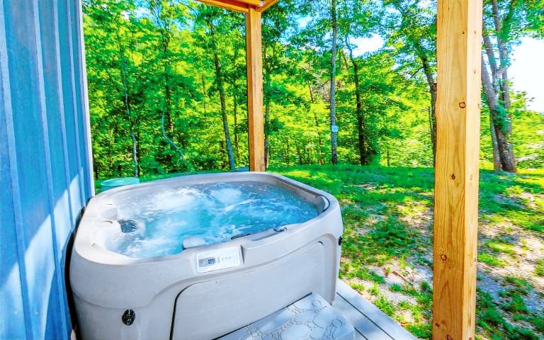 Eagle's Flight - Peaceful seclusion plus a fire pit and hot tub! — photo 4