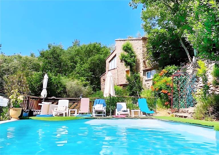 House with yard, grill & pool | Garden view | Dogs allowed — photo 2