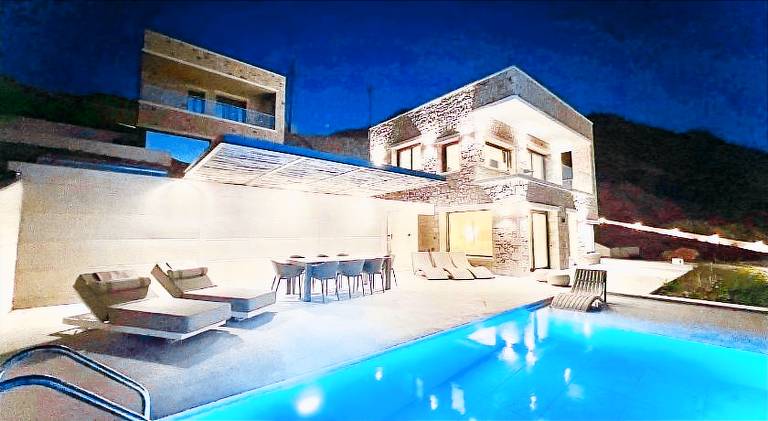 Fully equipped villa with yard, patio & private pool | Dogs allowed — photo 4