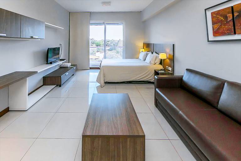 Serviced apartment with patio & pool | Pets are welcome — photo 2