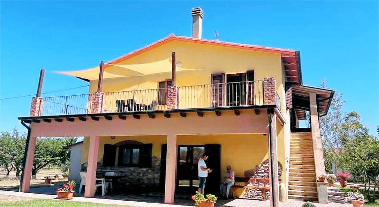 Apartment with patio, yard & barbeque in Campiglia Marittima
