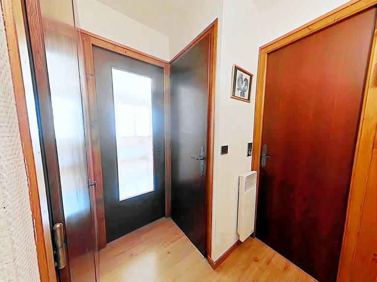 Cozy Studio Cabin, Sleeps 5, Near Village & Ski Trails, Covered Parking Included — photo 5