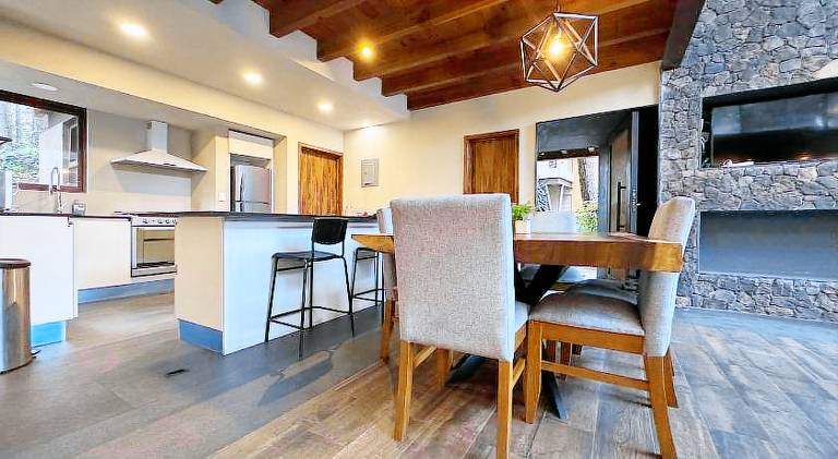 House with hot tub & pool — photo 4