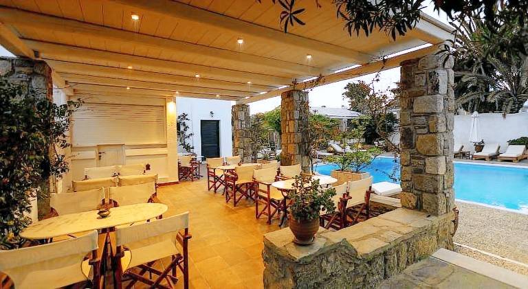 Serviced apartment with pool, garden & patio — photo 2