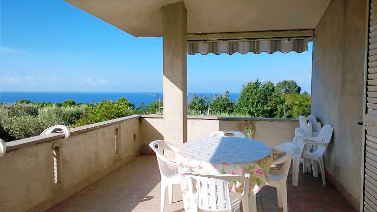 Villa with patio, yard & BBQ | Beach view — photo 2