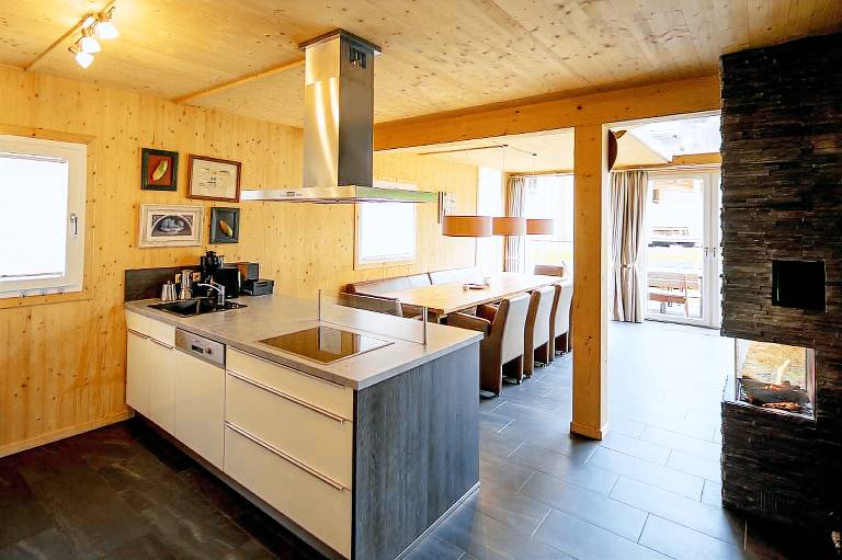 Chalet with jacuzzi, sauna & patio — photo 3