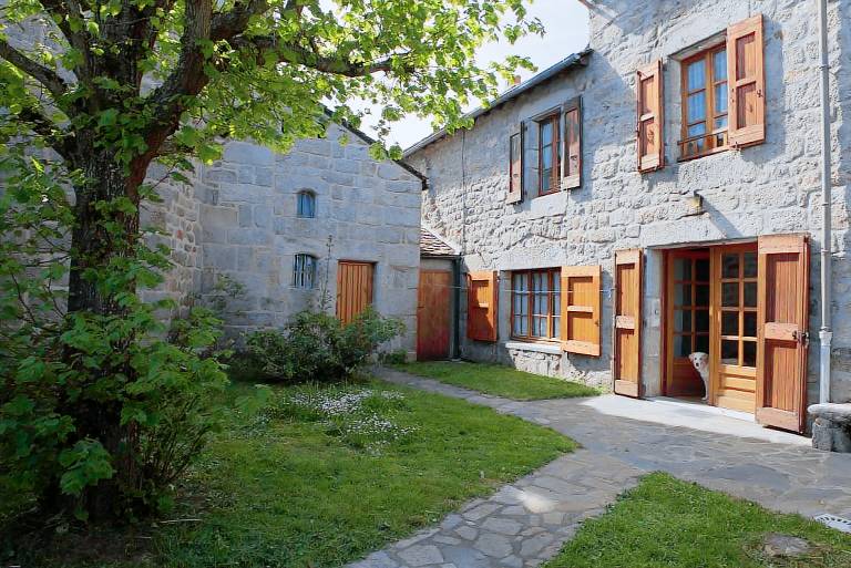 Gite with patio & yard — photo 4