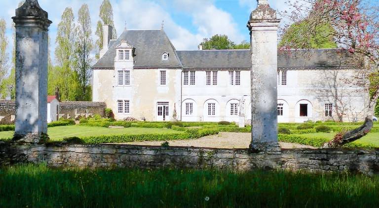 LOGIS du Chateau du Bois Doucet in Poitiers