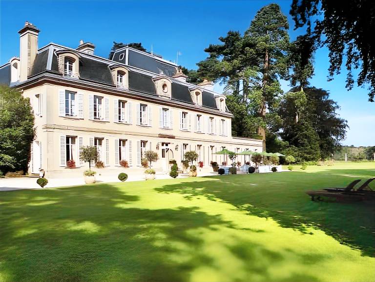 Chateau La Cheneviere in Port-en-Bessin-Huppain