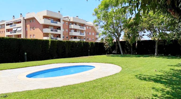 Apartment with patio, private pool & garden — photo 4