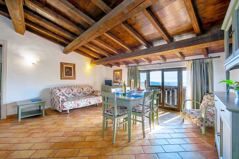 Liano Violetta view lake & parking