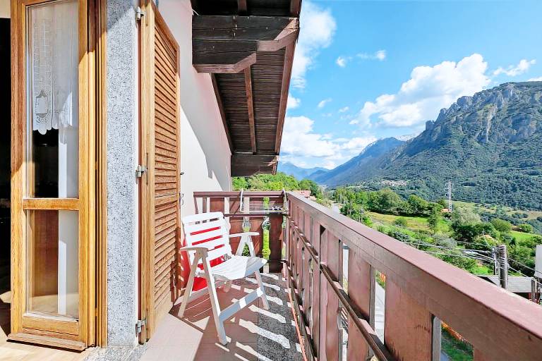 Holiday Home 'Vendrogno' with Mountain View, Private Garden and Wi-Fi in Varenna