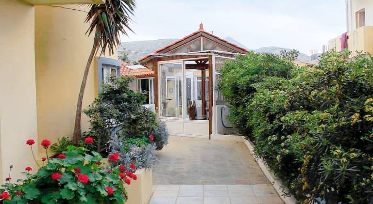 Lovely serviced apartment with garden, patio & pool | Next to the beach | Pet-friendly — photo 5