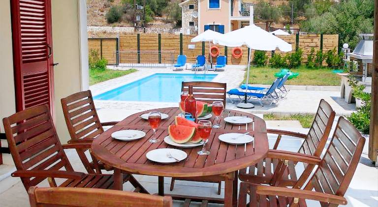 Villa with yard, jacuzzi & patio — photo 4