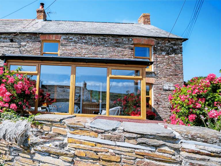 Cottage with yard & terrace | Beach view — photo 2