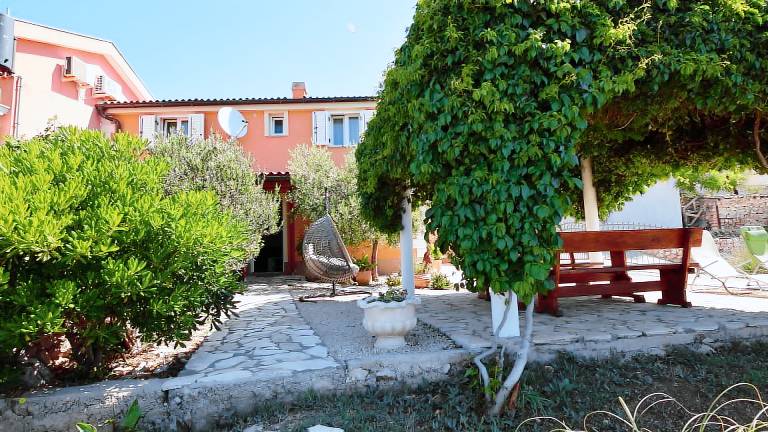Villa with barbeque, yard & patio | Pets allowed — photo 2