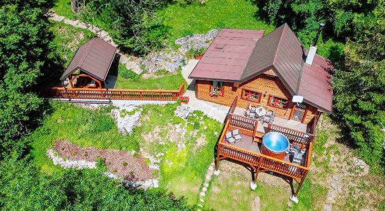 SOVIA WELLNESS CHATA s jacuzzi kadou a saunou, Cingov in Kosice