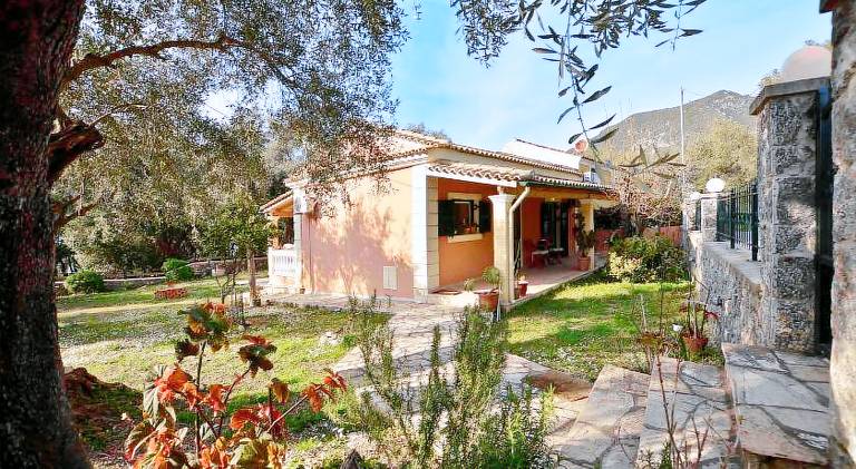 House with terrace, grill & yard — photo 4
