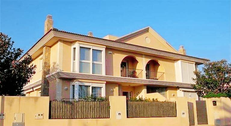 Villa with terrace, garden & BBQ in Cambrils