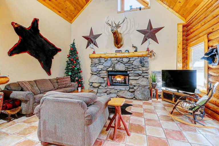 Near Dtwn! Multi-Level Pigeon Forge Cabin w/ Pool — photo 2