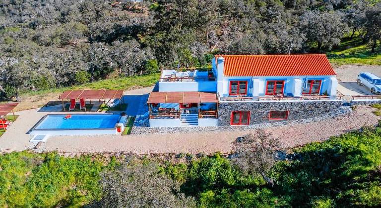 Villa with private pool, patio & BBQ in Setubal