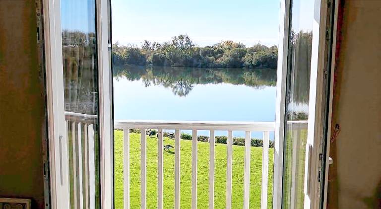 Dog-Friendly Lakefront Escape w Brand New Decking — photo 3
