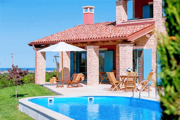 Fully equipped villa with patio, barbeque & private pool | Pool view | Pet-friendly — photo 2