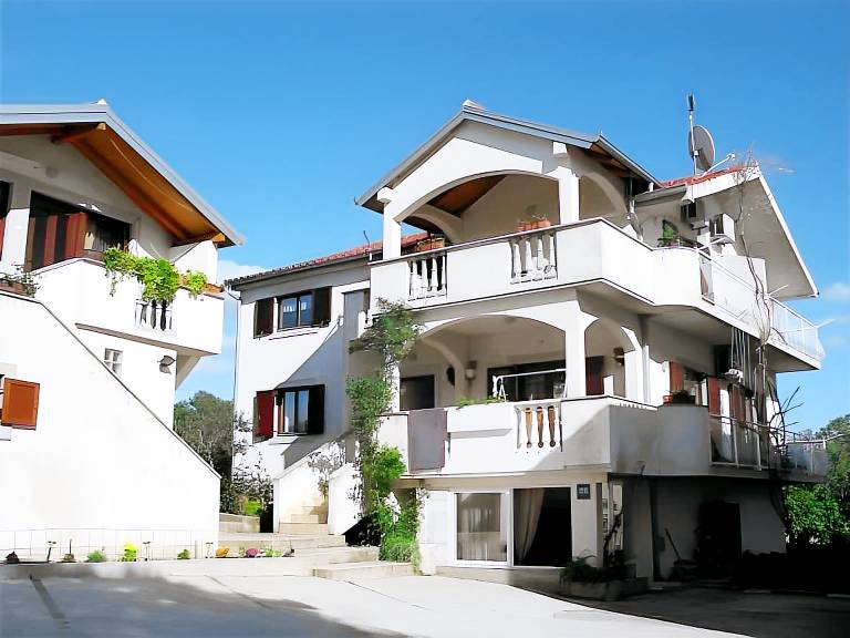 Holiday apartment with grill, yard & patio in Biograd na Moru