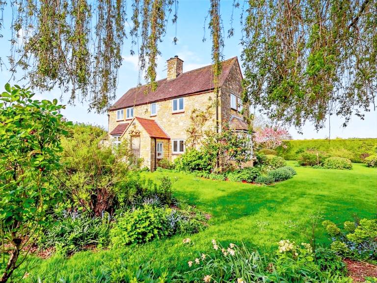 Cottage with garden & barbeque in Gloucester