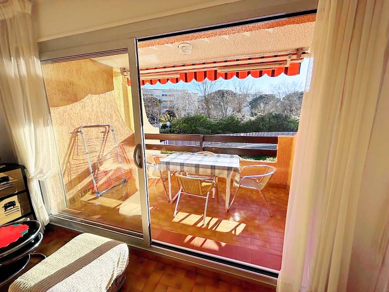 4-Person Apartment with Balcony & Parking Near Beach — photo 2