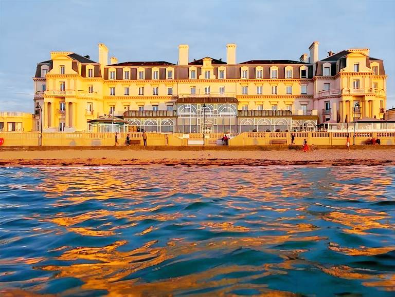 Serviced apartment with pool, yard & terrace in Dinard